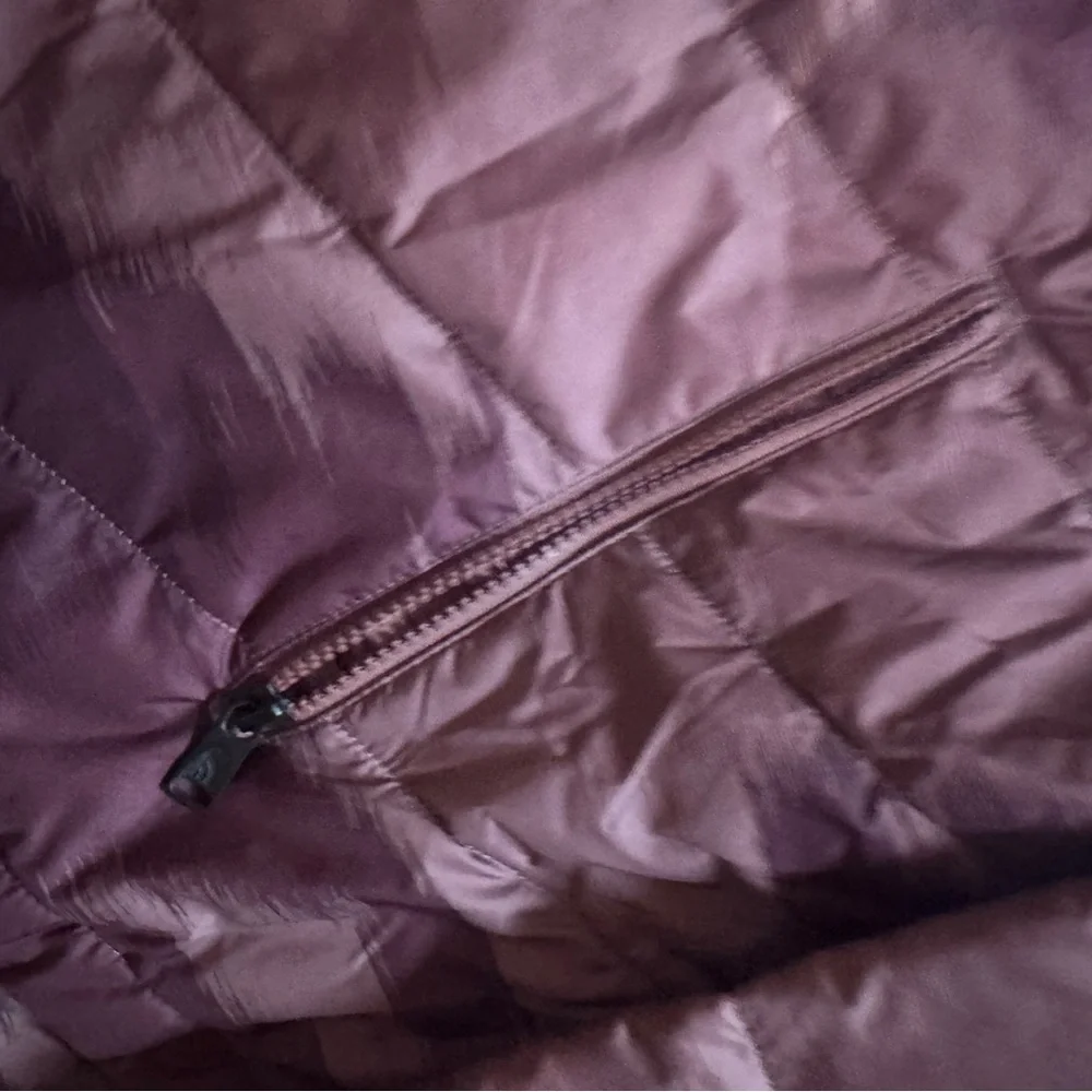 The North Face Women's Jacket in Beautiful Raisin Watercolor print - Picture 5 of 7